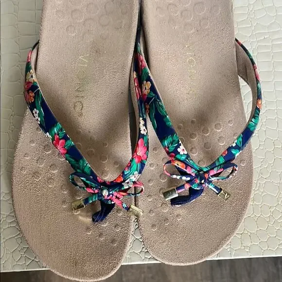 Navy Floral Vionic Bella Sandals (size 7.5) - Picture 2 of 4